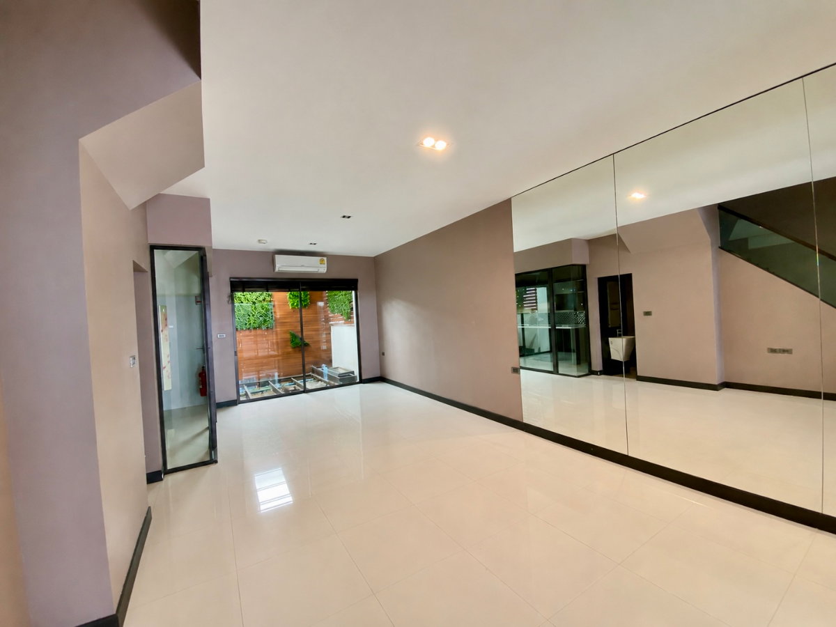 รูป ให้เช่าทาวน์โฮม The Landmark Ekkamai–Ramintra ทาวน์โฮม 3 ชั้นสไตล์โมเดิร์น | 3 ห้องนอน | 168 ตร.ม. | ทำเลลาดพร้าว–สุคนธสวัสดิ์ - รูปที่ 3/14