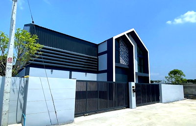 Factory for rent : Factory for rent, 3 in 1, warehouse, office, near the Song Fang Khlong Market, 1.4 km., area 120 sq m, usable area 282 sq m, suitable for warehouse