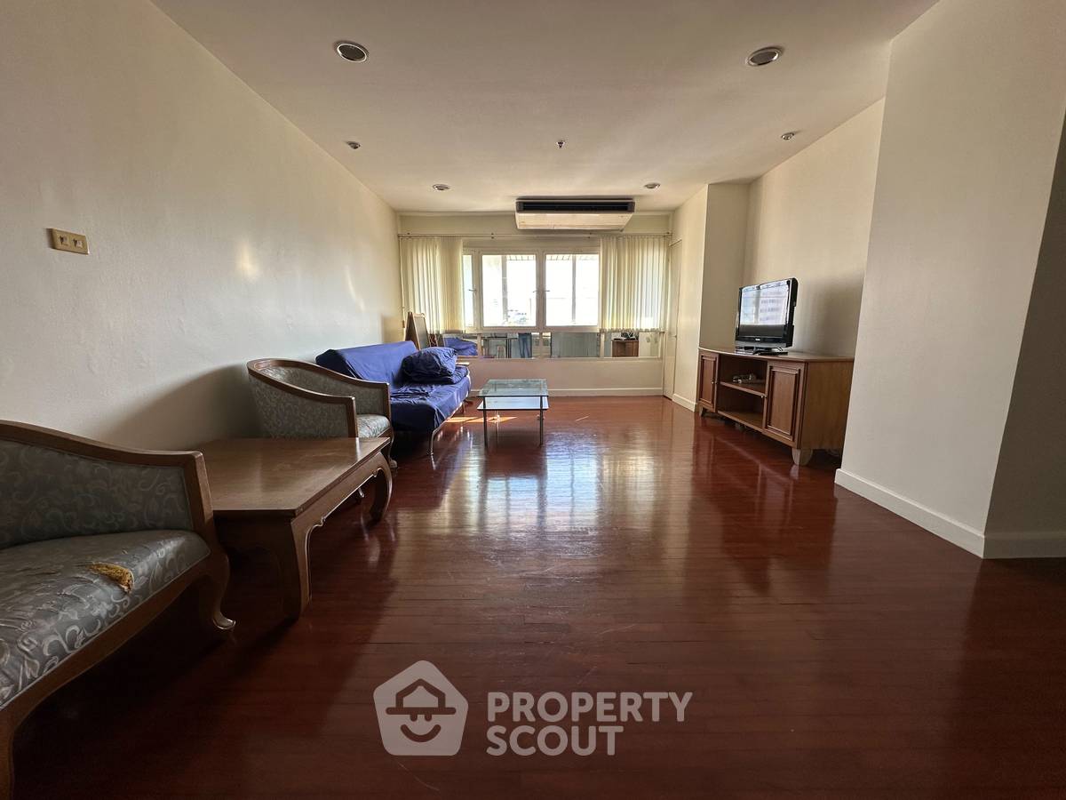 picture Spacious 1-BR 63 Sqm At Baan Ploenchit Near BTS Nana (ID 883123) - 1/11