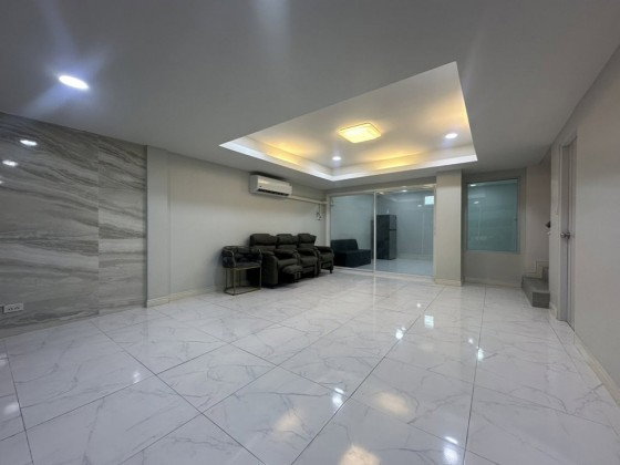 รูป ให้เช่าทาวน์โฮม / Home Office 4 ชั้น หมู่บ้านสินธานี รัชดา ลาดพร้าว / ซอยลาดพร้าว 80 / แอร์ 6 เครื่อง / อยู่อาศัย หรือ เป็นสำนักงาน จดบริษัทได้ - รูปที่ 2/18