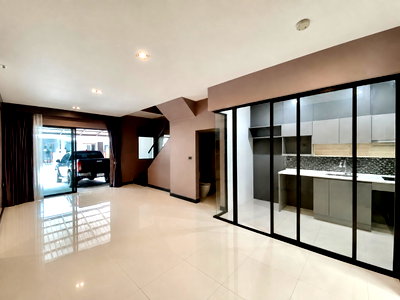ทาวน์โฮมให้เช่า : ให้เช่าทาวน์โฮม The Landmark Ekkamai–Ramintra ทาวน์โฮม 3 ชั้นสไตล์โมเดิร์น | 3 ห้องนอน | 168 ตร.ม. | ทำเลลาดพร้าว–สุคนธสวัสดิ์
