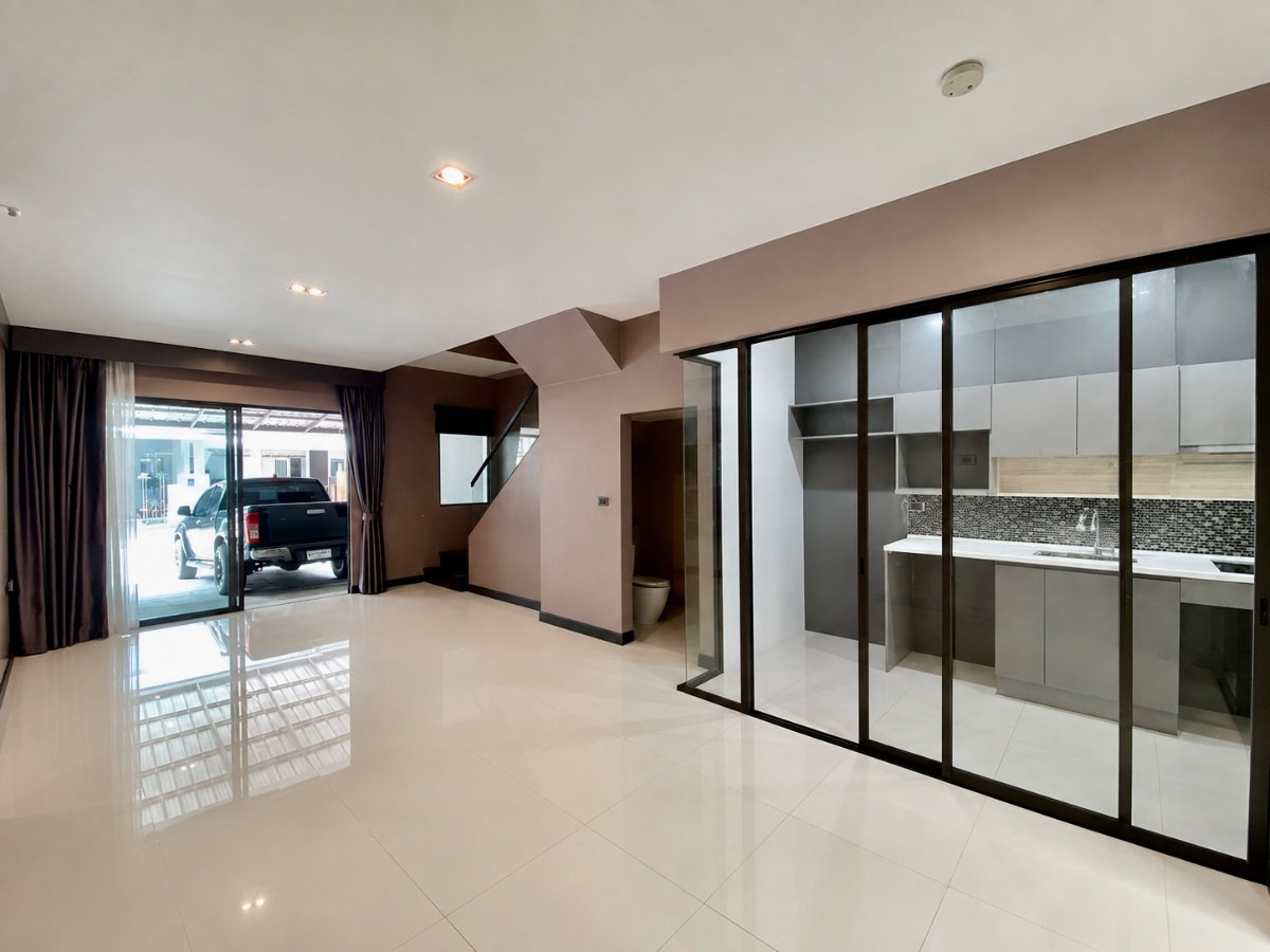 รูป ให้เช่าทาวน์โฮม The Landmark Ekkamai–Ramintra ทาวน์โฮม 3 ชั้นสไตล์โมเดิร์น | 3 ห้องนอน | 168 ตร.ม. | ทำเลลาดพร้าว–สุคนธสวัสดิ์ - รูปที่ 1/14
