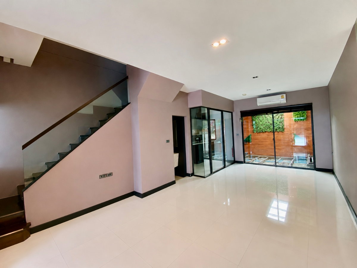 รูป ให้เช่าทาวน์โฮม The Landmark Ekkamai–Ramintra ทาวน์โฮม 3 ชั้นสไตล์โมเดิร์น | 3 ห้องนอน | 168 ตร.ม. | ทำเลลาดพร้าว–สุคนธสวัสดิ์ - รูปที่ 2/14