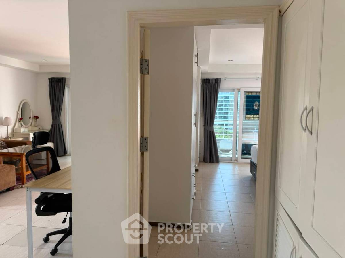 picture Spacious 1-BR 99 Sqm At Pattaya Hill Resort, Phratamnak (ID 3197464) - 8/17