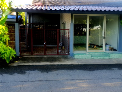 บ้านแฝดให้เช่า : ให้เช่าบ้าน บรรยากาศดี ร่มรื่น ใกล้ถนนเกษตรนวมินทร์  สนามฟุตบอล สนามบาส  เซเว่น ห้างสรรพสินค้า เดินทางสะดวก ตลาด  รถไฟฟ้าเกษตร รถเมล รถสองแถว 