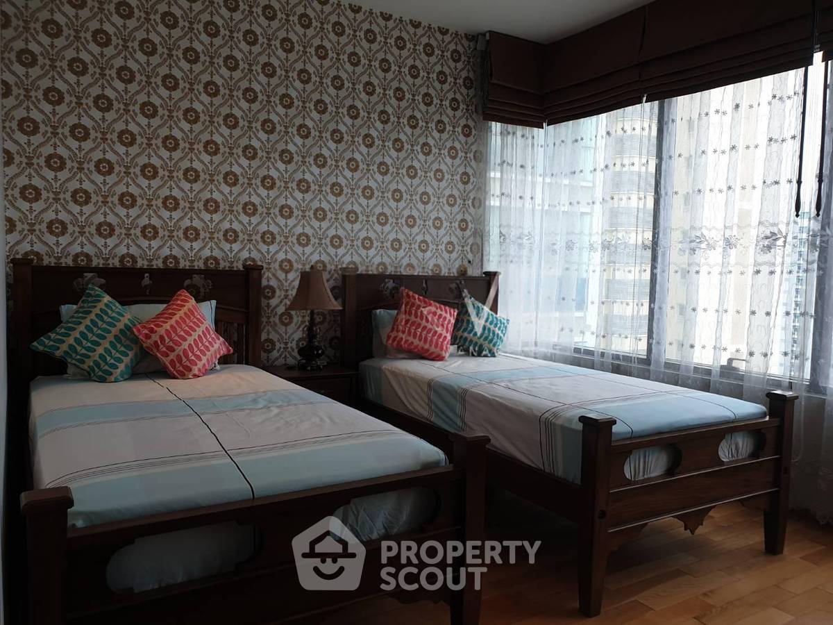 picture 20th-Floor 2-BR Condo At The Emporio Place Near BTS Phrom Phong (ID 3073897) - 6/20