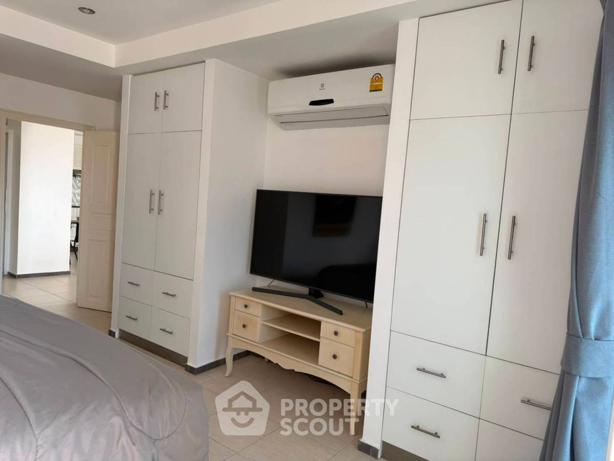 picture Spacious 1-BR 99 Sqm At Pattaya Hill Resort, Phratamnak (ID 3197464) - 4/17