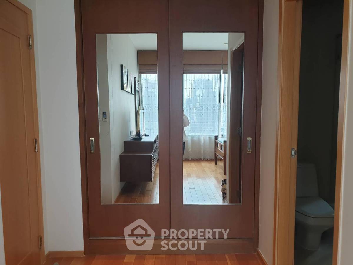picture 20th-Floor 2-BR Condo At The Emporio Place Near BTS Phrom Phong (ID 3073897) - 8/20