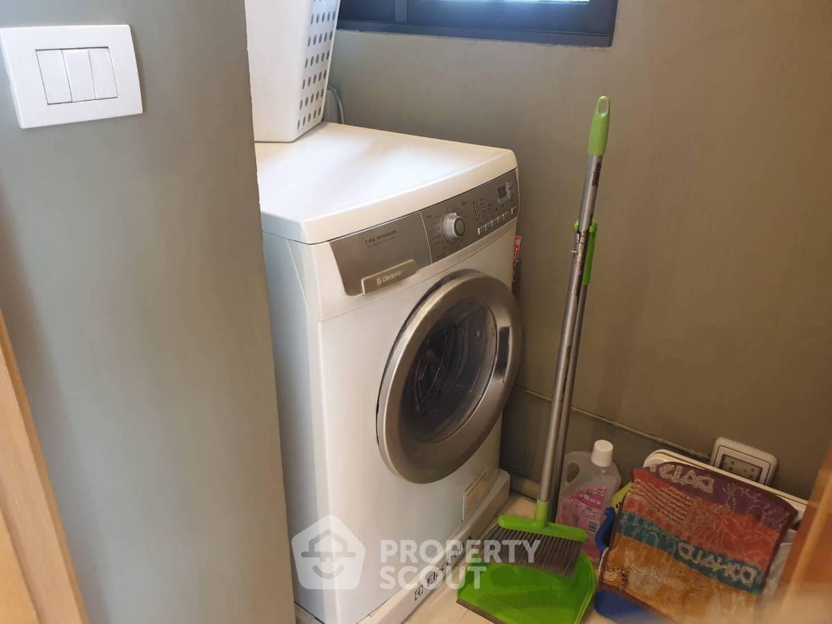 picture 20th-Floor 2-BR Condo At The Emporio Place Near BTS Phrom Phong (ID 3073897) - 18/20