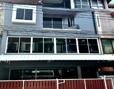 เช่าโฮมออฟฟิศ วิทยาลัยรัชต์ภาคย์เทคโนโลยีและการจัดการ : ให้เช่าทาวน์โฮม / Home Office 4 ชั้น หมู่บ้านสินธานี รัชดา ลาดพร้าว / ซอยลาดพร้าว 80 / แอร์ 6 เครื่อง / อยู่อาศัย หรือ เป็นสำนักงาน จดบริษัทได้