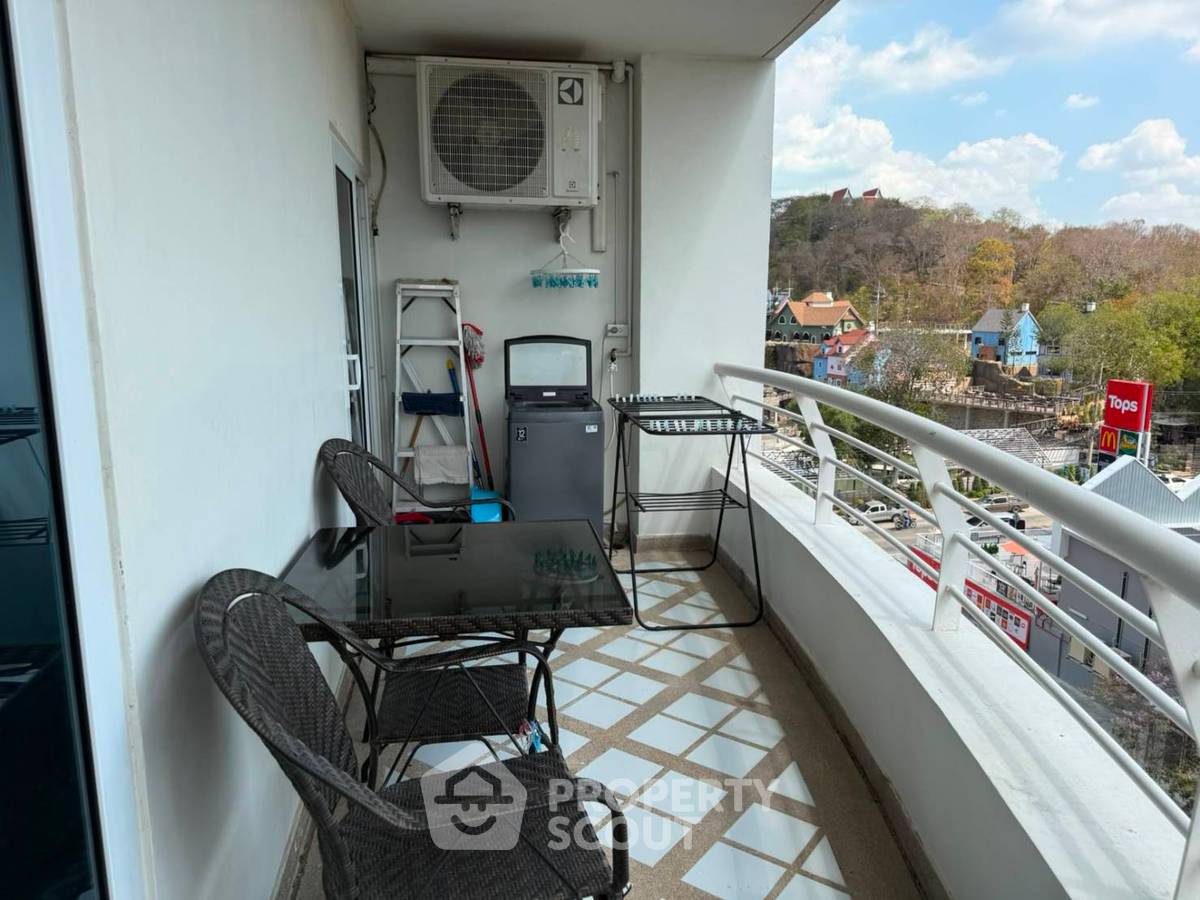 picture Spacious 1-BR 99 Sqm At Pattaya Hill Resort, Phratamnak (ID 3197464) - 15/17