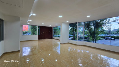 ขายคอนโดมิเนียม รัชวิภาเพลส 3 ห้องรวมเป็นห้องใหญ่ 1 ห้อง 1 ห้องน้ำ เนื้อที่รวม 83 ตารางเมตร เท่ากับขนาดห้อง presidential suite ราคา 3.9 ล้านบาท