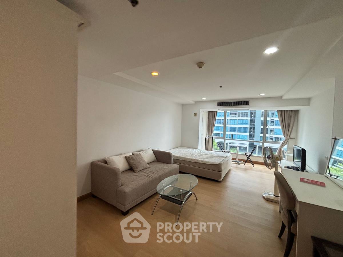 รูป ใกล้ BTS นานา เพียง 200 ม. | 1-BR The Trendy Condominium (ID 883679) - รูปที่ 1/15