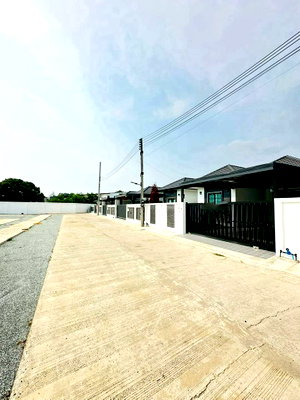 Houses for sale Frost Magical Ice of Siam : Newly built detached house in Nong Pla Lai, Bang Lamung, Chonburi. Beautiful and move in Ready.