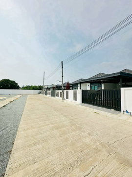 Newly built detached house in Nong Pla Lai, Bang Lamung, Chonburi. Beautiful and move in Ready.