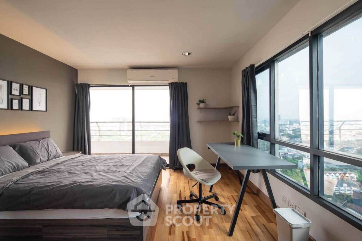 picture 22nd-Floor 2-BR Sarin Place Condominium By BTS Ratchayothin (ID 3198569) - 5/18