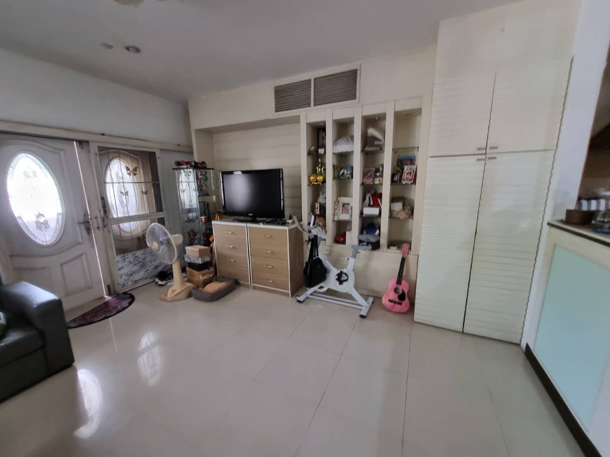 รูป บ้านกลางเมือง ลาดพร้าว–โยธินพัฒนา บ้านหลังนี้อยู่ใกล้หน้าหมู่บ้านเข้าออกสดวก - รูปที่ 3/5