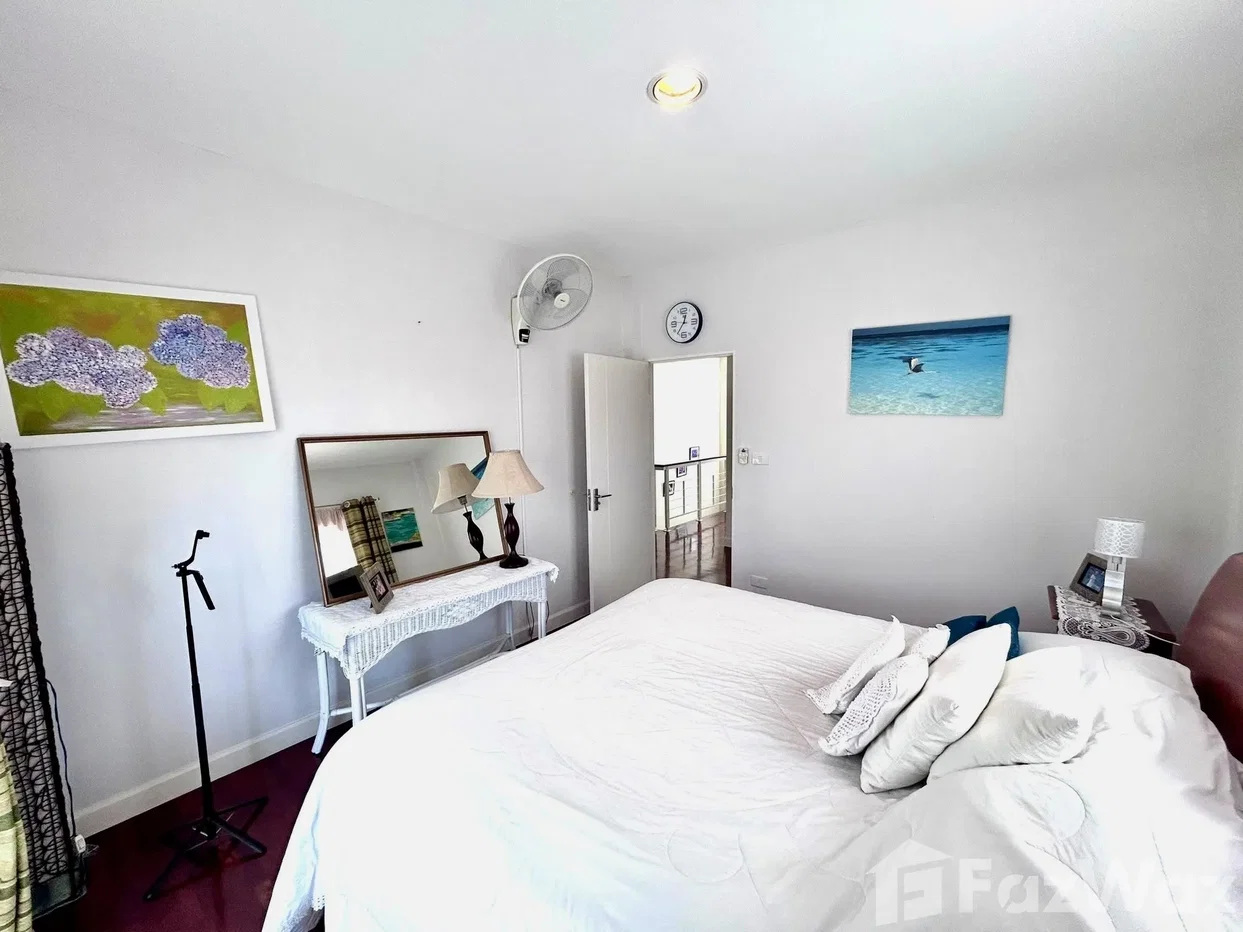 picture Spacious 3-bedroom Hillside Corner House with Large Plot 6674292 - 16/28