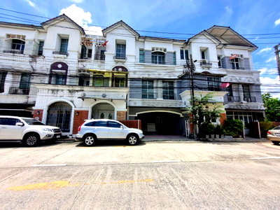 Townhouses for sale : Baan Klang Muang Ladprao-Yothin Pattana. This house is located near the entrance of the village, making it easy to access.