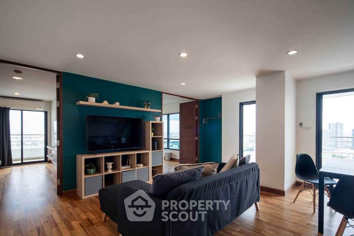 picture 22nd-Floor 2-BR Sarin Place Condominium By BTS Ratchayothin (ID 3198569) - 8/18