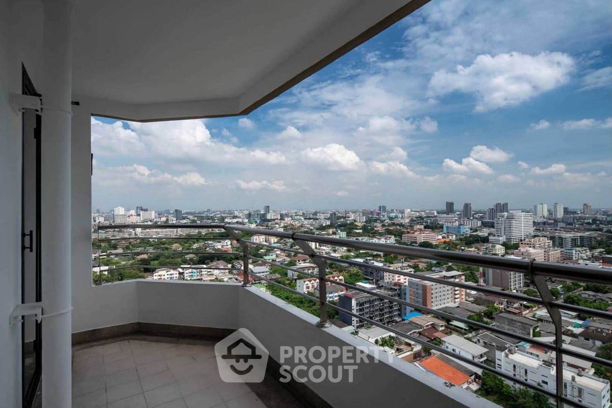 picture 22nd-Floor 2-BR Sarin Place Condominium By BTS Ratchayothin (ID 3198569) - 18/18
