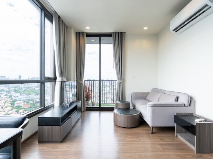 Large 1Bedroom High Floor  with Enclosed Kitchen 
