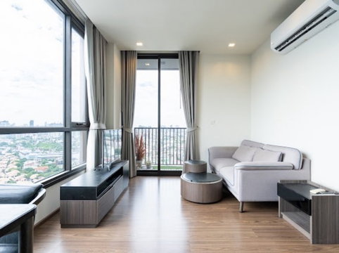 Large 1Bedroom High Floor with Enclosed Kitchen