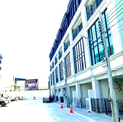 Shophouses for rent Soi On Nut (Sukhumvit 77) : MRT Sri Nut 500 m. On Nut, luxury home office, 5 bedrooms, 4 bathrooms, near Iamsombat Market, 400 m. 260 sq m., commercial building, 4.5 floors with