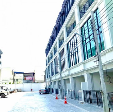 MRT Sri Nut 500 m. On Nut, luxury home office, 5 bedrooms, 4 bathrooms, near Iamsombat Market, 400 m. 260 sq m., commercial building, 4.5 floors with