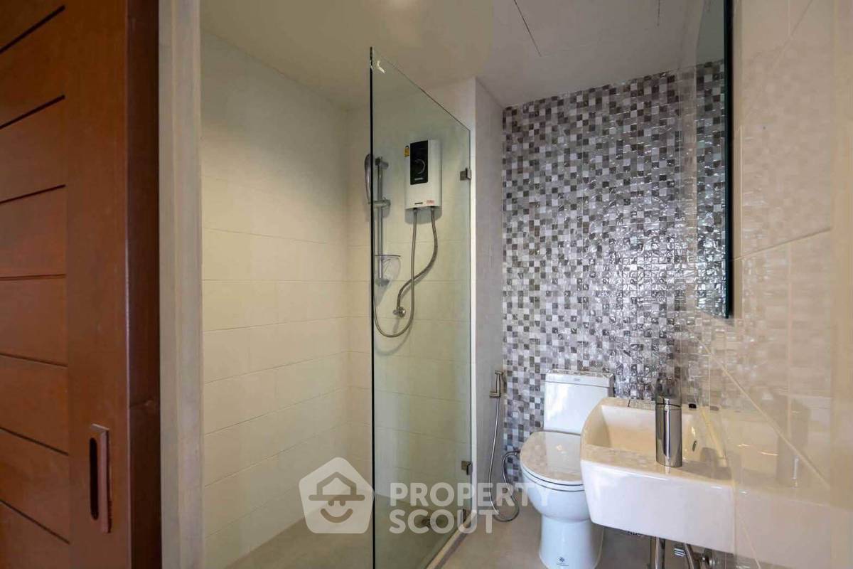 picture 22nd-Floor 2-BR Sarin Place Condominium By BTS Ratchayothin (ID 3198569) - 16/18