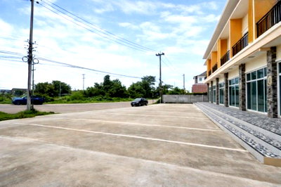 Shophouses for rent : Udon Thani, commercial building, 2 floors, 6 units, 2 bedrooms, 2 bathrooms, Tops Nong Han 400 m. 44 sq m., near Global House Nong Han 400 m.