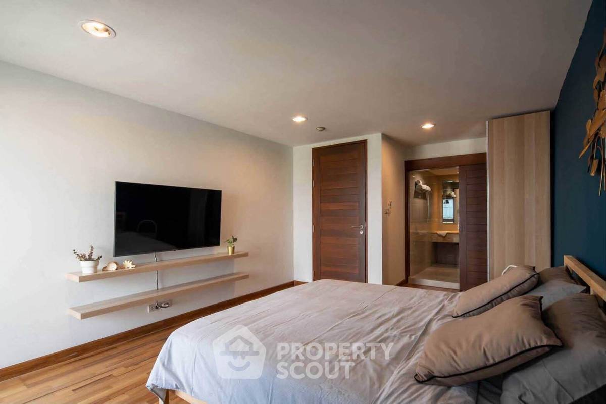 picture 22nd-Floor 2-BR Sarin Place Condominium By BTS Ratchayothin (ID 3198569) - 4/18
