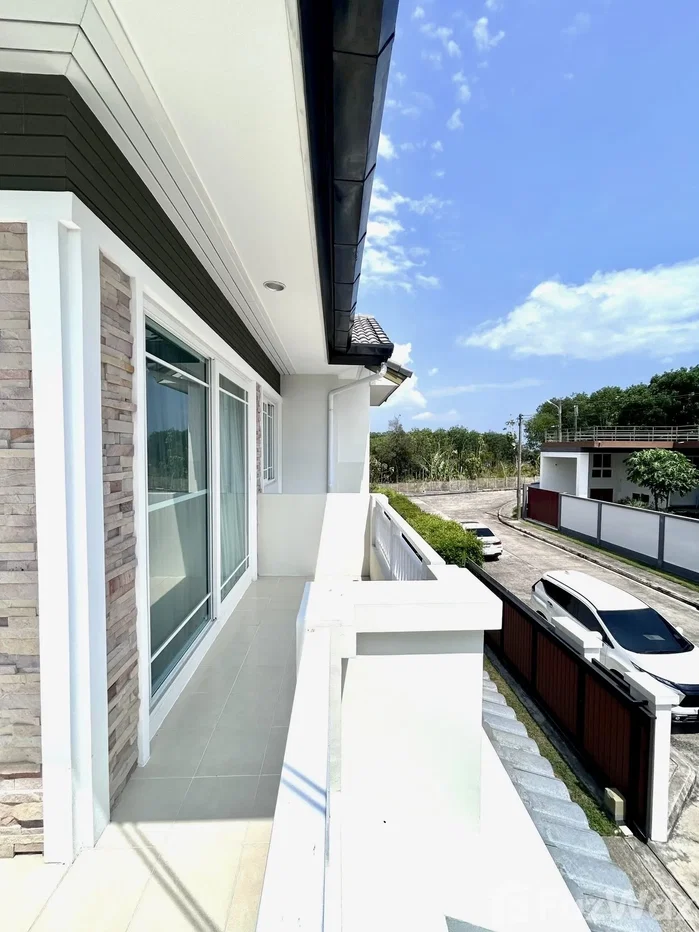 picture Spacious 3-bedroom Hillside Corner House with Large Plot 6674292 - 20/28