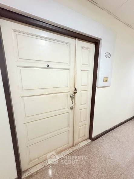 picture Spacious 2-BR 170 Sqm At Country Complex Bangna Near BTS Bang Na (ID 3198575) - 1/18