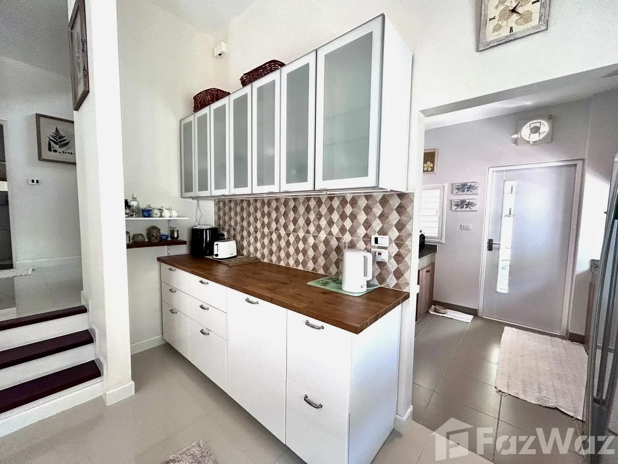 picture Spacious 3-bedroom Hillside Corner House with Large Plot 6674292 - 17/28