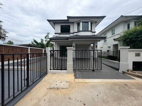 [For Sale] Chaiyapruek Bang Bua Thong | Corner Plot | Newly Renovated | 3 Bedrooms 2 Bathrooms | 57.2 Sq.wah | Below Market Price | THB 4.19M