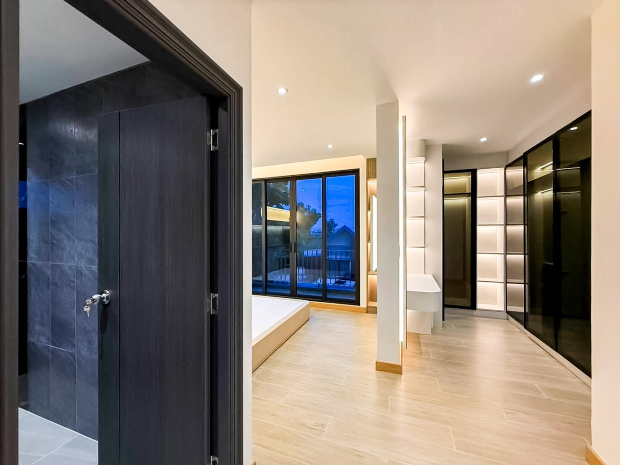 picture 3 Bedroom Modern Contemporary House for Sale Laem Chabang - 13/21