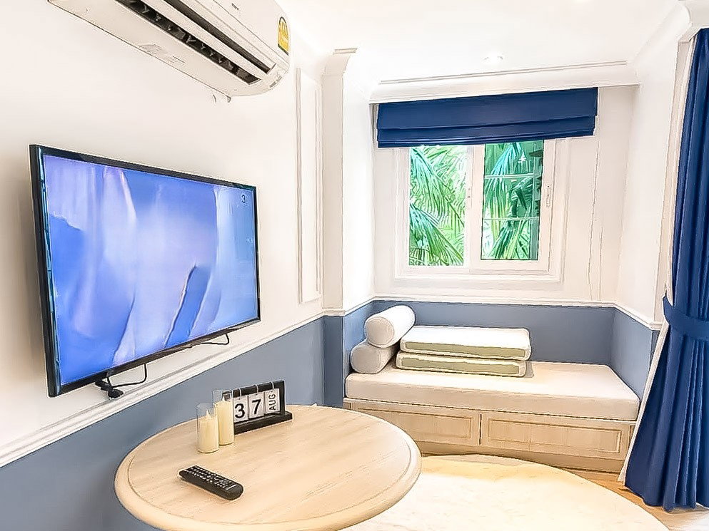 picture Studio Condo for Sale Seven Seas Côte dAzur Pool View - 2/7