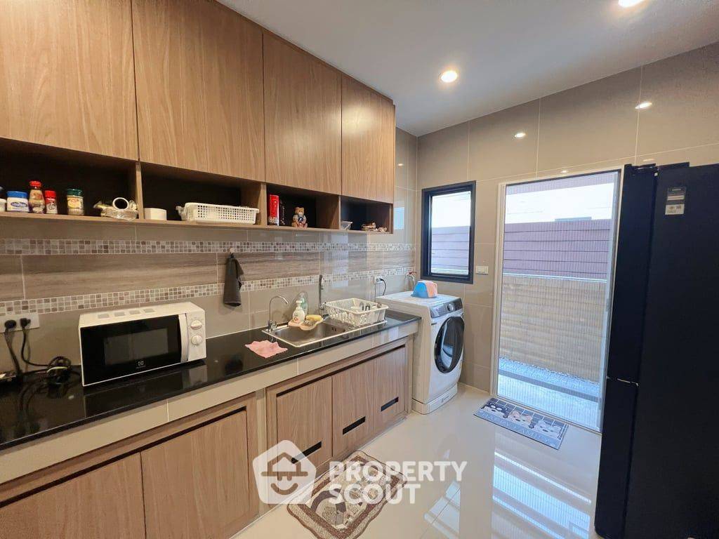 picture Large 4-BR 380 Sqm House At Burasiri Pattanakarn (ID 3014182) - 44/50