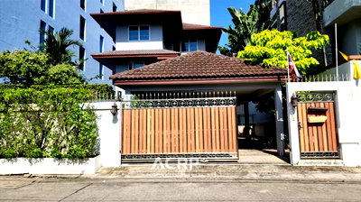 Houses for rent Srinakharinwirot University Prasanmit Campus : House for Rent – 3-Storey Detached Home in the Heart of Thonglor (00160690)