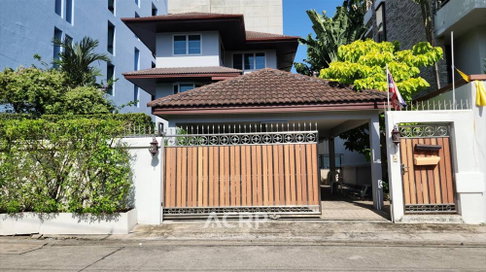 ให้เช่าบ้านเดี่ยว 3 ชั้น ทำเลใจกลางทองหล่อ สุขุมวิท 55 บ้านสวย รีโนเวทแล้ว สภาพดีมาก พร้อมเข้าอยู่ (00160690)
