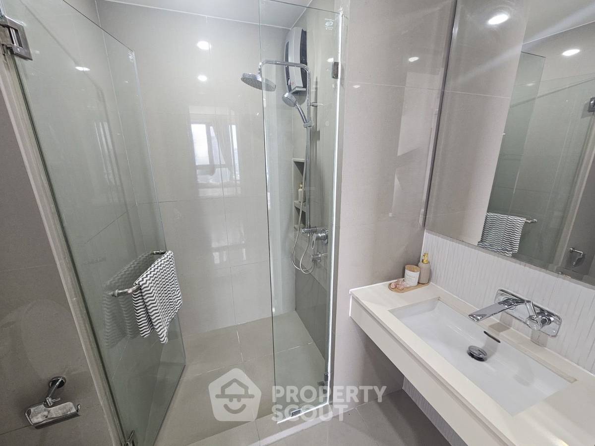 picture 1-BR Condo At Rhythm Sukhumvit 42, 34th-Floor • 200m to BTS Ekkamai (ID 3114369) - 9/11