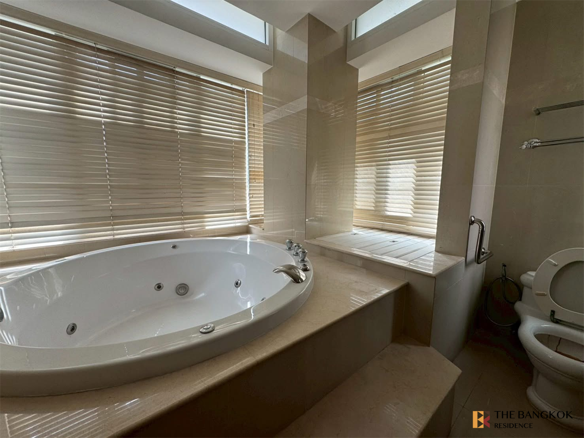 picture The Bangkok Sukhumvit 43 Convenient Travel, Great Value per Square Meter near BTS Phrom Phong - 8/10