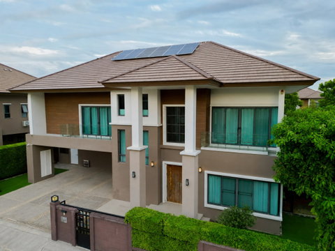 A large, luxurious garden house (130 sq.wa) surrounded by a lake. This fully functional luxury home is ready to move in immediately.