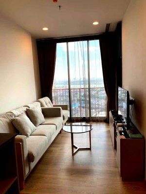 Condos for rent : Oka Haus Sukhumvit 36, a room decorated inviting tones. There is a bar counter in the kitchen corner for sitting and chilling, 1 bedroom, 1 bathroom.