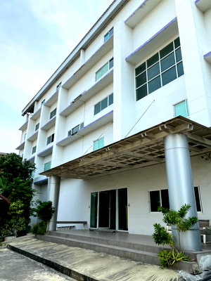 Office for rent : Office space for rent, 5,000 sq.m., located behind Bang Khae District Office and near MRT Lak Song (or MRT Bang Khae), featuring 15-20 parking spaces