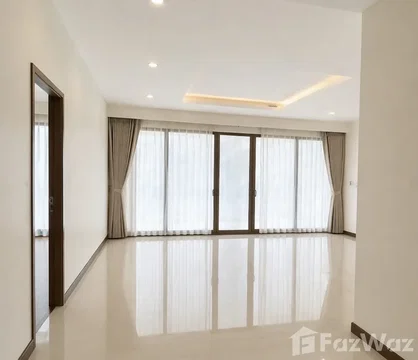 High rise building 3 bedrooms 3 bathrooms 6682817