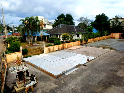 Land for sale Sattahip Chonburi : Land for sale in Pattaya, Na Jomtien, with existing buildings, opposite Ambassador Hotel.