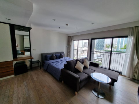 Noble Remix for rent, Type Studio, spacious room, BTS Thonglor view, 1 bedroom, 1 bathroom, ready to move in.
