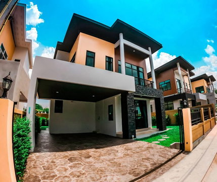 Beautiful detached house for sale in Kanthamat Pattaya housing project, Bang Lamung, Chonburi.
